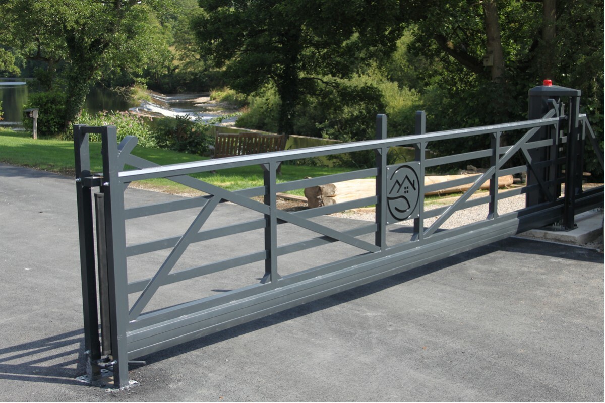 Cantilever sliding gate