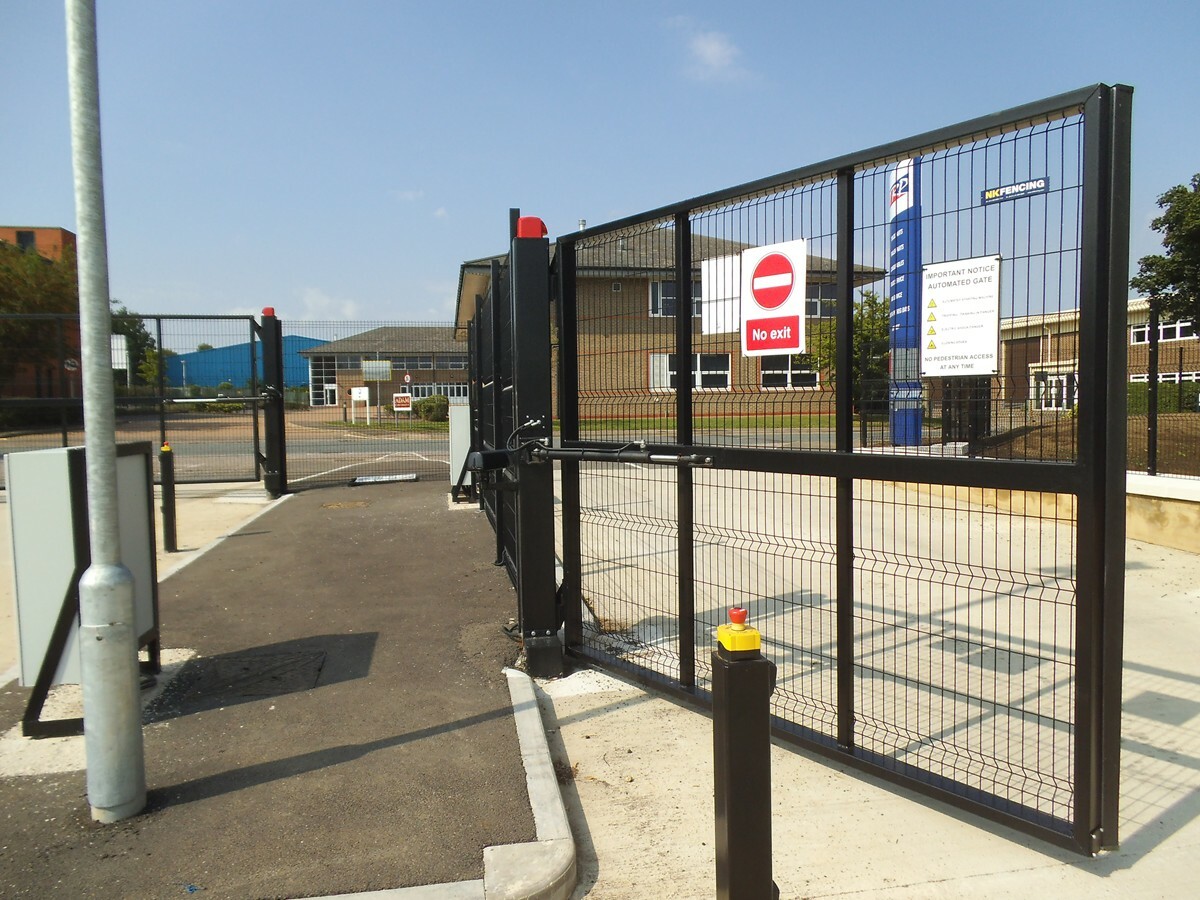Vehicular swinging gate