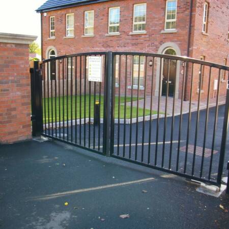 Driveway swinging gate