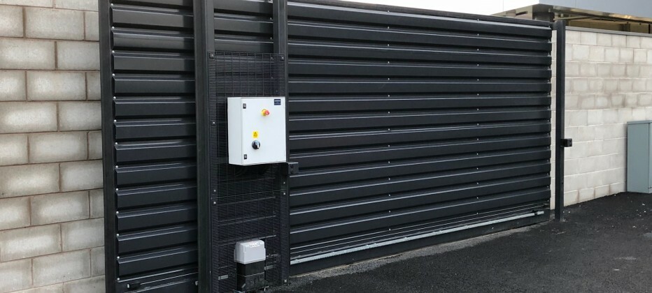 Tracked sliding gate