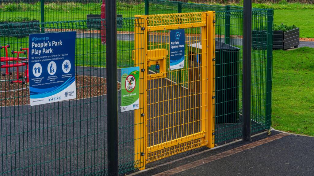 ROLLTOP FENCE AND SINGLE GATE